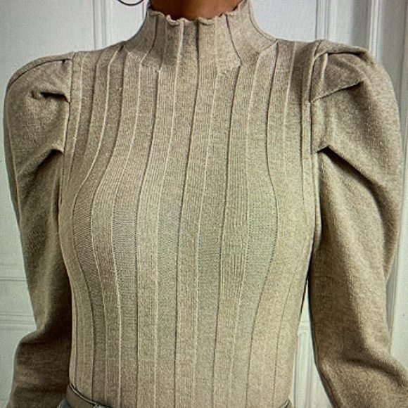 🔥👀Fitted Mock Neck Knit Pullover Sweater-Bell Sleeves- Specialty Hem- Size M/L - Picture 4 of 6